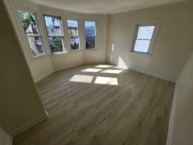 Building Photo - 348 W Queen Ln