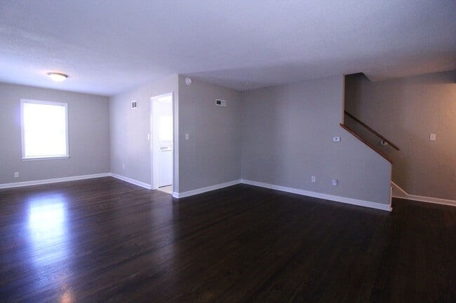 Building Photo - October FREE On This 2 Bedroom 2 Bath Dupl...