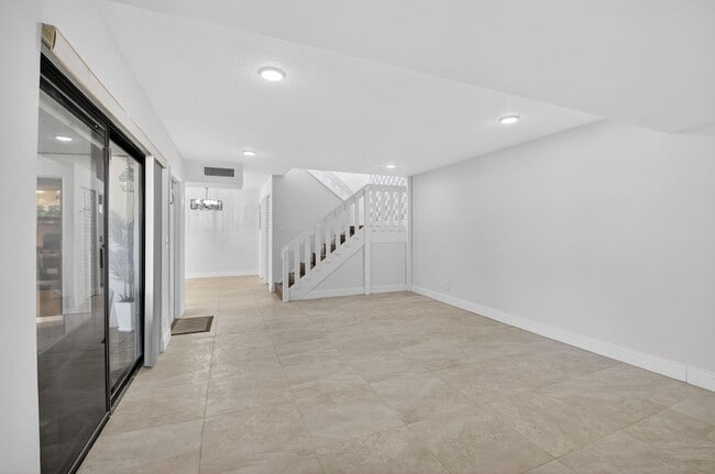 Building Photo - 717 NW 29th Ave