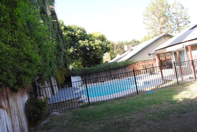 Building Photo - 2413 Sunrise Dr