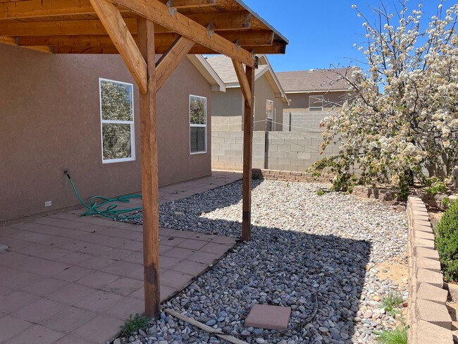 Building Photo - Cozy 3 Bedroom 2 Bathroom Home In The NW!