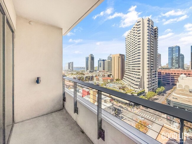 Building Photo - Downtown Luxury Living – 2B/2BA Condo with City Views!
