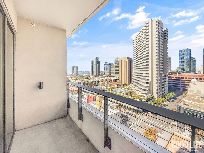 Building Photo - Downtown Luxury Living – 2B/2BA Condo with...