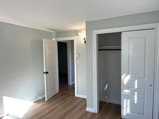 Building Photo - Rosemont Updated 2 Bedroom Unit