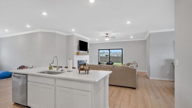 Building Photo - Like-new 4BR/3BA home in desirable St. Cla...