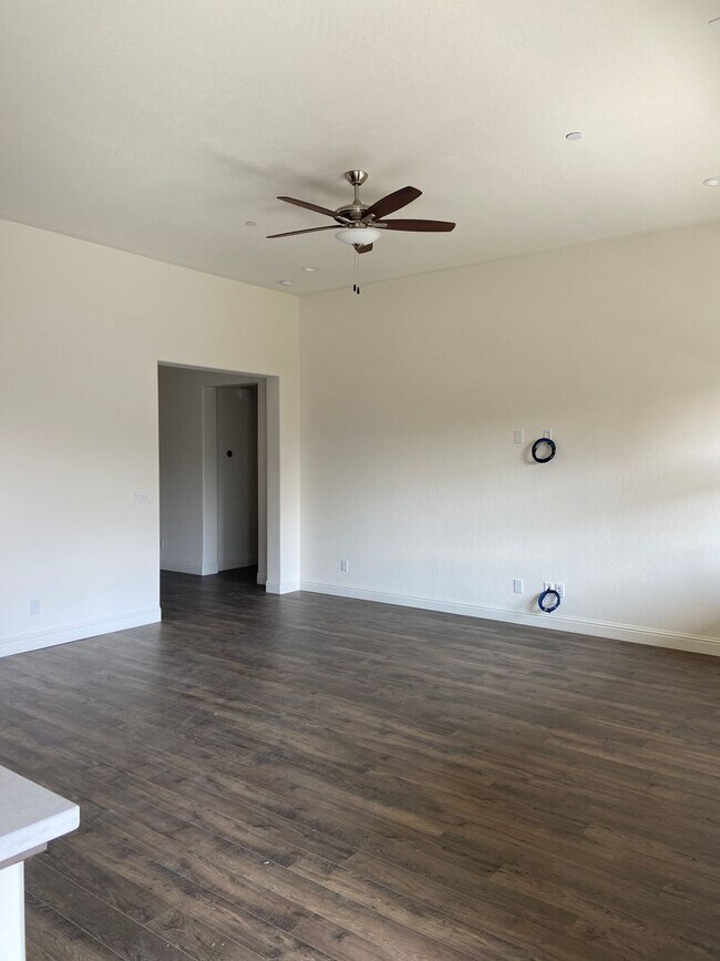 Building Photo - 4 Bedroom home located in Northside Visalia! Available Soon!