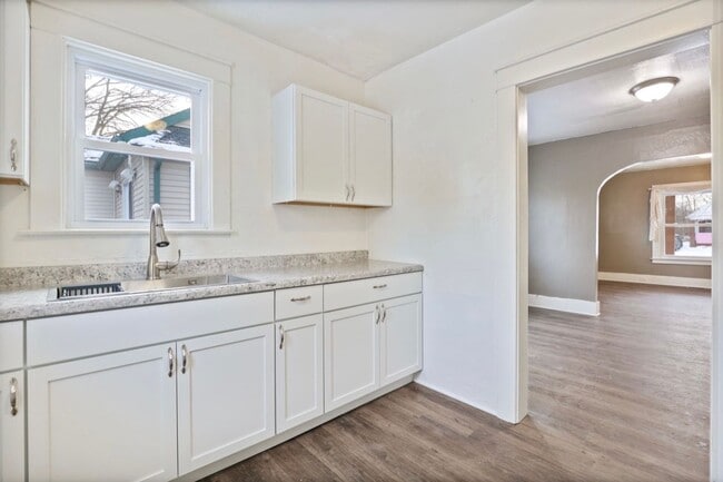 Building Photo - For Rent – Updated 2 Bedroom, 1 Bath Home