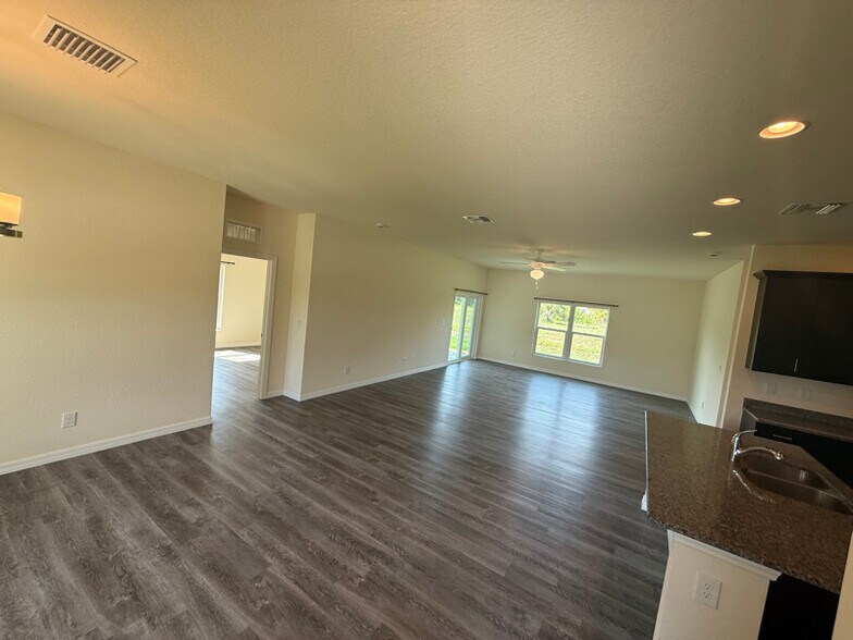 Building Photo - 1136 S Hilton Cir