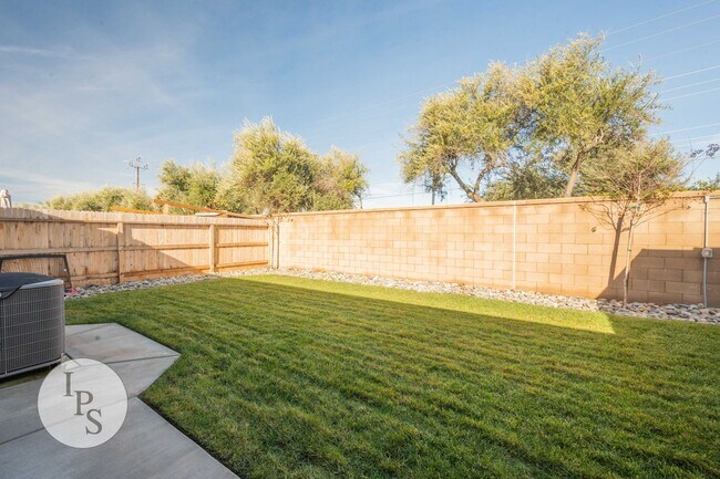 Building Photo - Madera Riverstone Home, 3BR/2BA, SOLAR, Community Pool, New Elementary School in Community!