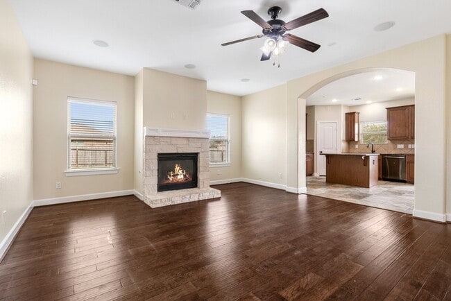 Building Photo - 328 Country Crossing Cir
