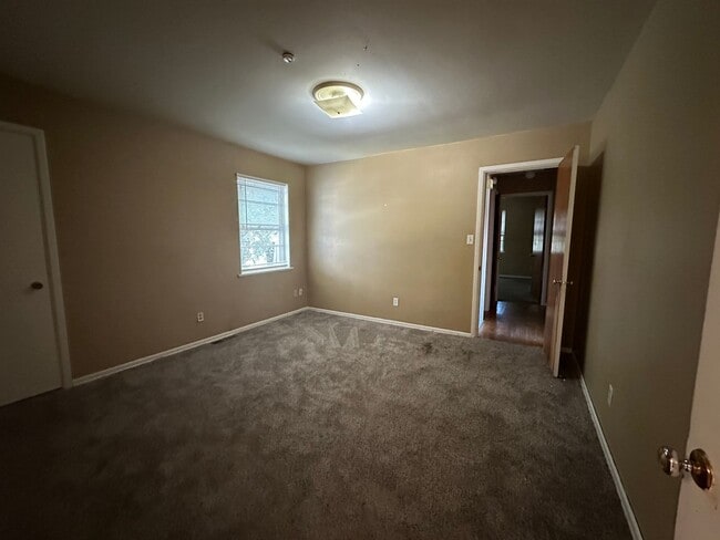 Building Photo - Welcome to this conveniently located 3-bedroom, 1-bathroom home in the heart of Russellville, AR.