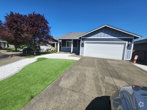Building Photo - Beautiful 3-Bedroom Home in Spanaway – App...
