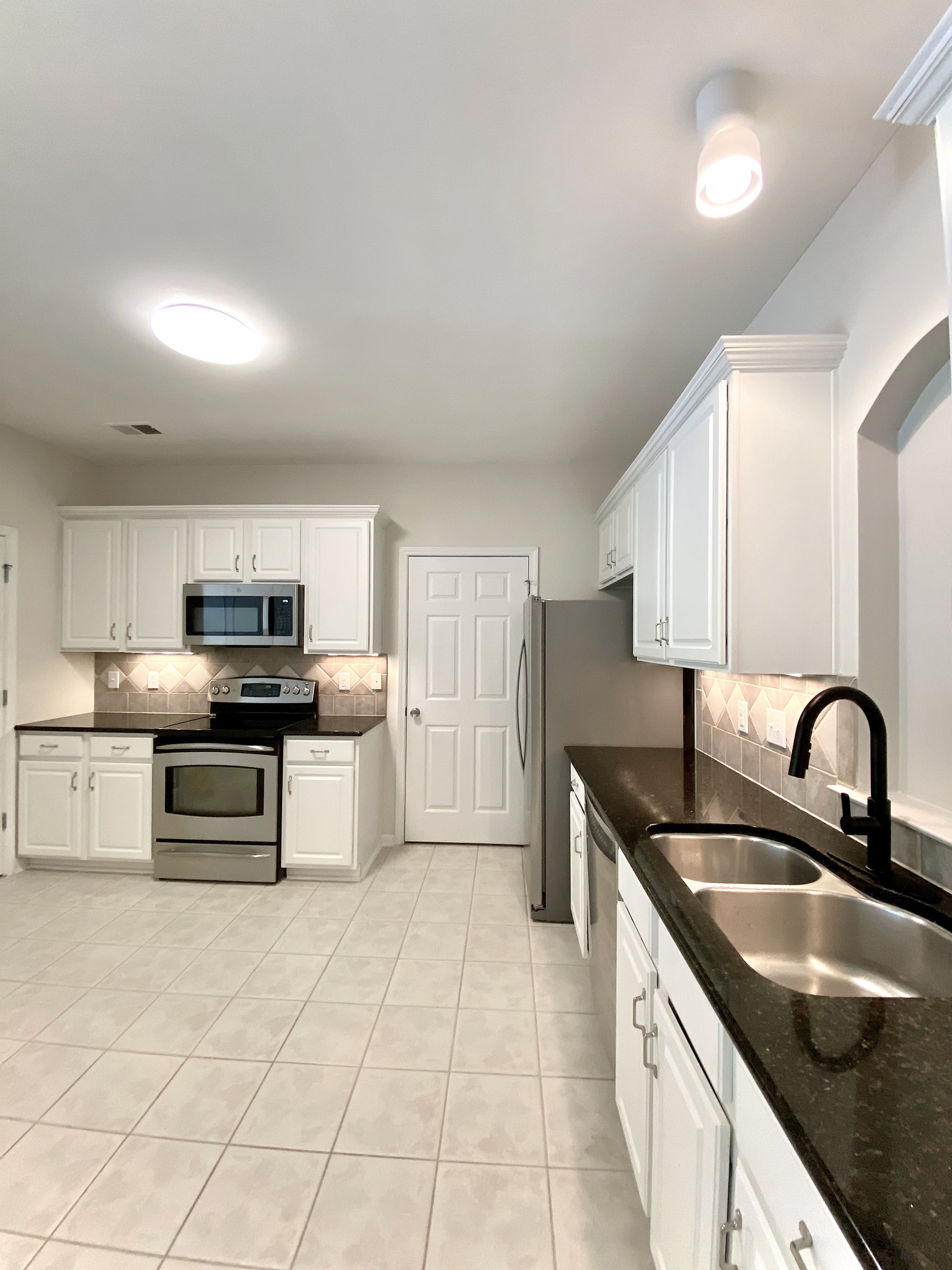 Building Photo - 14935 Santa Lucia Dr