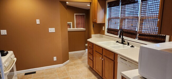 Building Photo - 1224 Woodlawn Dr