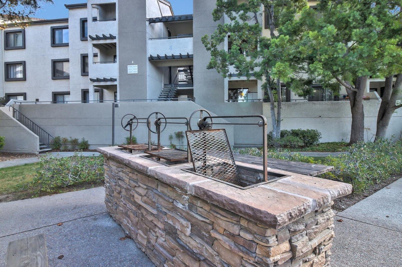 Building Photo - 880 E Fremont Ave