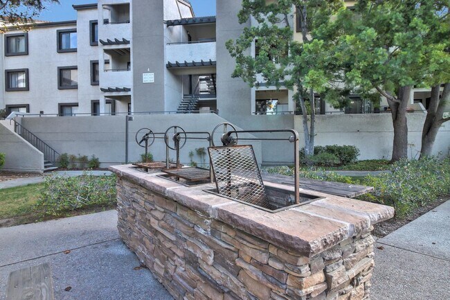 Building Photo - 880 E Fremont Ave