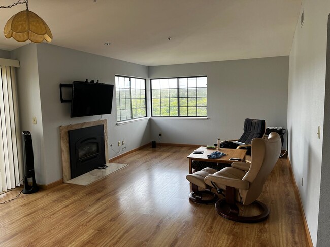 Building Photo - Beautiful 2 Bedroom 2 Bathroom Monterey To...