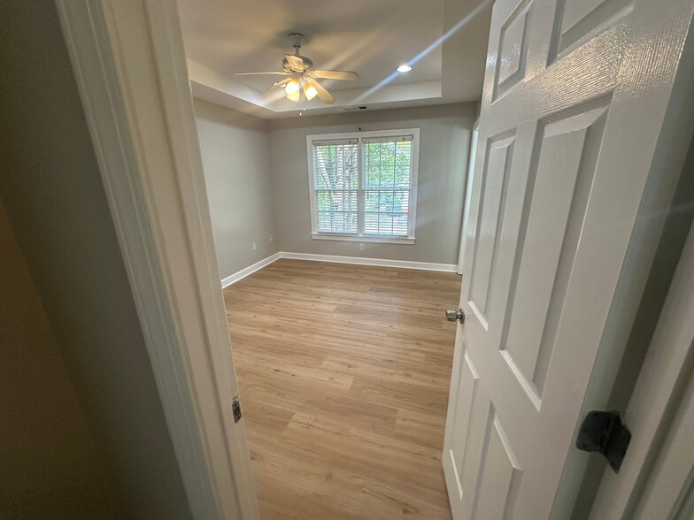 Building Photo - Room in House on Godfrey Dr NW