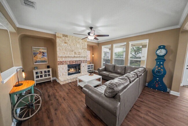 Building Photo - Exquisite 3-bedroom, 2.5-bathroom off 1604 and Culebra Road - Realtor Commission: $500