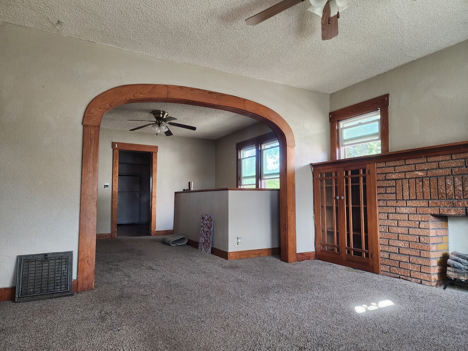 Living room - 811 W Main St