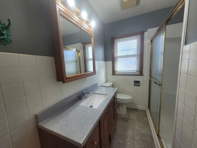 Building Photo - 2405 Maple St