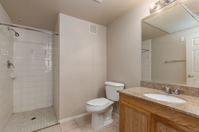 Building Photo - Ground floor one bedroom in luxury gated S...