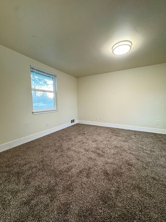 Building Photo - Spacious Country Home w/ HUGE SHOP!