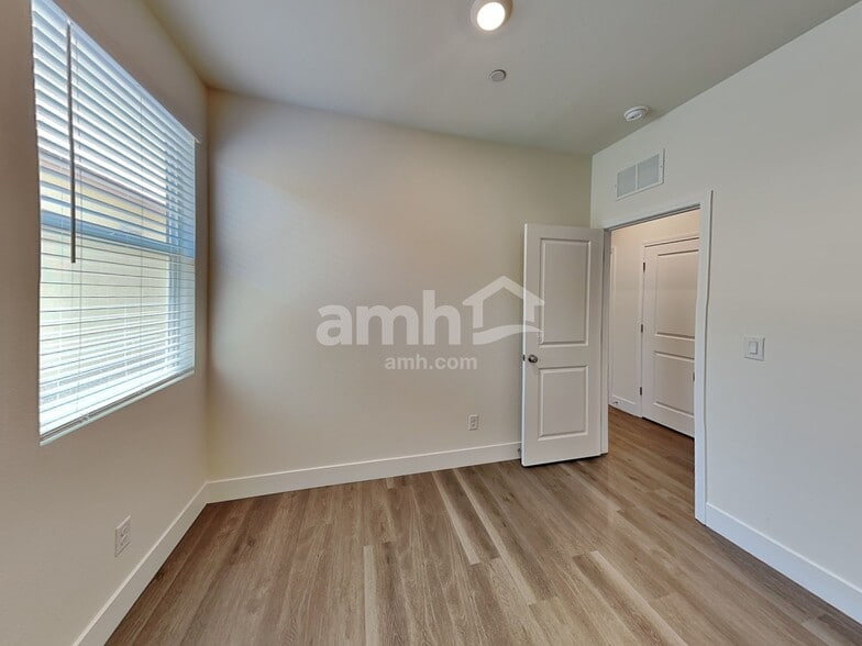 Building Photo - 510 Speckled Orchid Pl