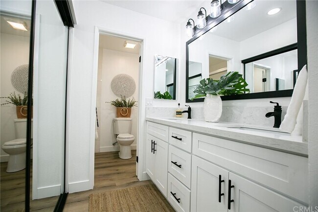 Building Photo - Beautifully Remodeled Single-Story Condo i...