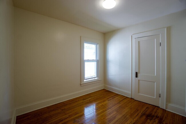 Building Photo - AVAILABLE 8/1/26 - Spacious First Floor Ap...