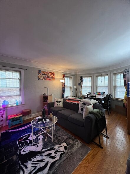 Building Photo - 2421 Lunt W Ave