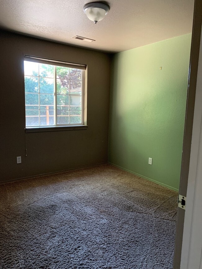 Building Photo - 3 bedroom 2 bathroom Home - Ferndale Subdi...