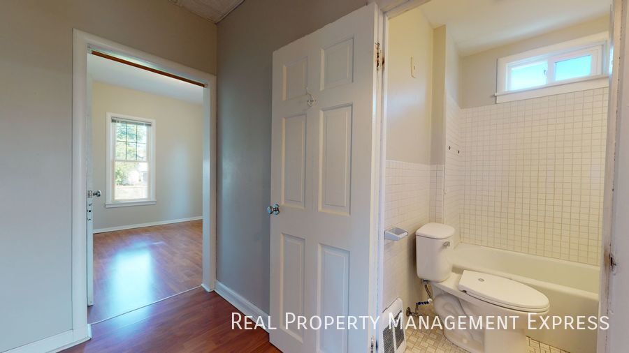 Building Photo - Renovated 2 Bedroom 1 Bathroom Home w/ Sin...