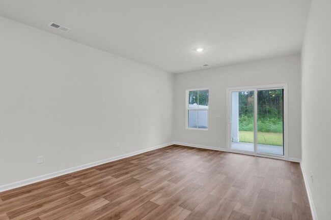 Building Photo - ***MOVE-IN SPECIAL*** $500 OFF OF YOUR FIRST MONTH'S RENT AND APPLICATION FEES WAIVED UPON APPROV...