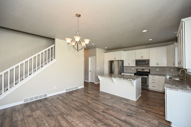 Building Photo - Beautiful Spacious Home in Bluffdale!