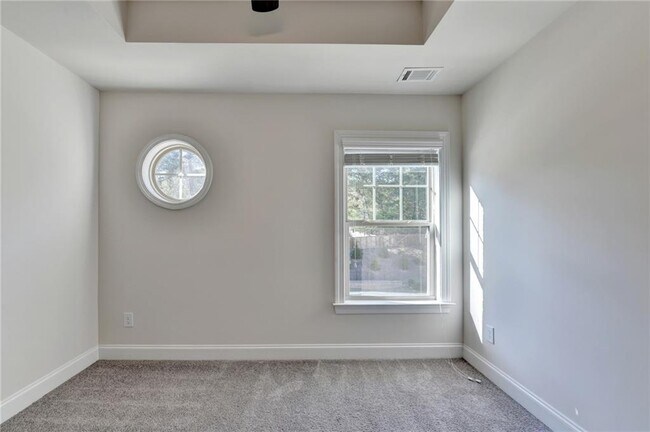 Building Photo - 3159 Clairebrooke Ave