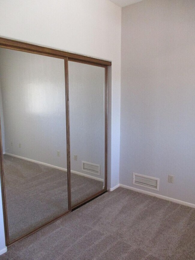 Building Photo - 4 bedroom 2.5 Bath