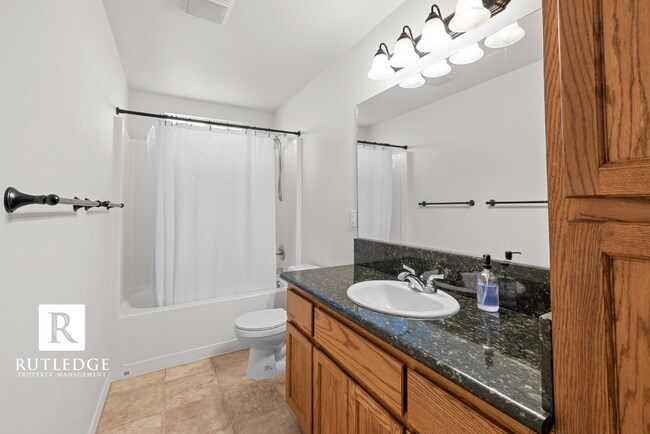 Building Photo - Southwest Medford / Near ROGUE X