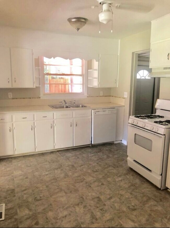 Building Photo - 501 Rosewell Ln