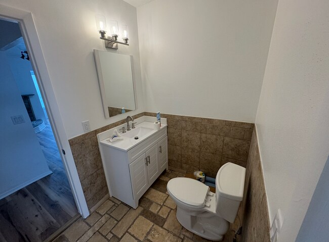 Building Photo - Cute Lehi rambler with tons of yard space and trees!