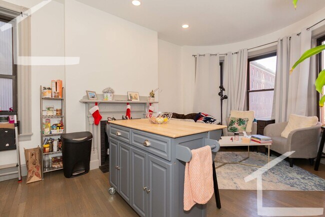 Building Photo - Minutes to Berklee, NEU & BU