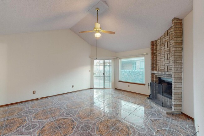 Building Photo - Charming 3 bedroom 2 bath home in Northeas...