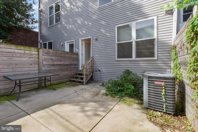 Building Photo - 2309 E Oakdale St