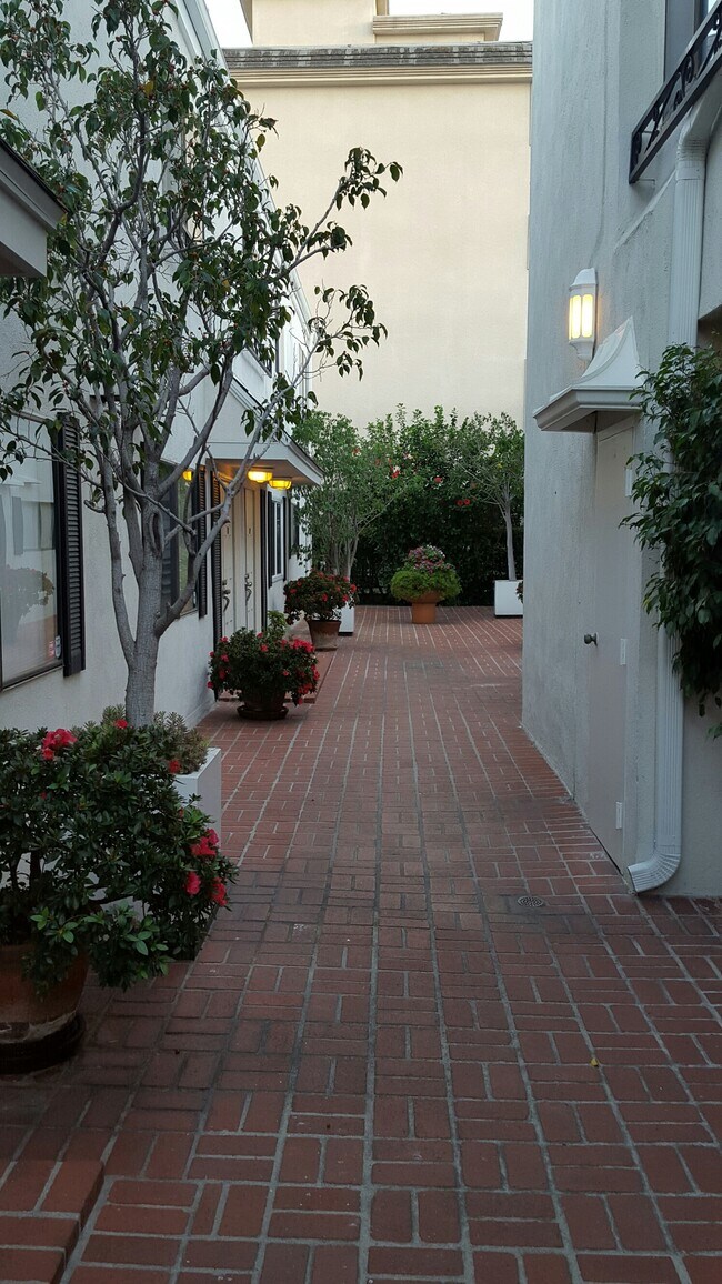 Building Photo - 1830 Kelton Ave