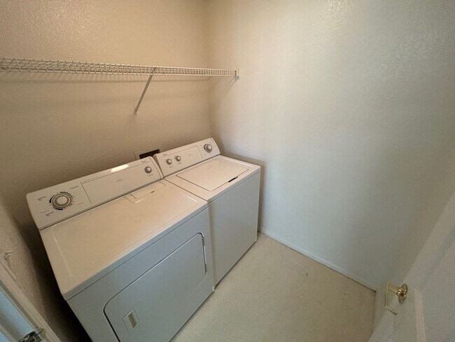 Building Photo - GREAT 2 BEDROOM CONDO IN NORTHWEST GATED C...