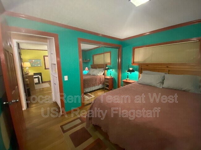 Building Photo - 1620 N Sunset Dr