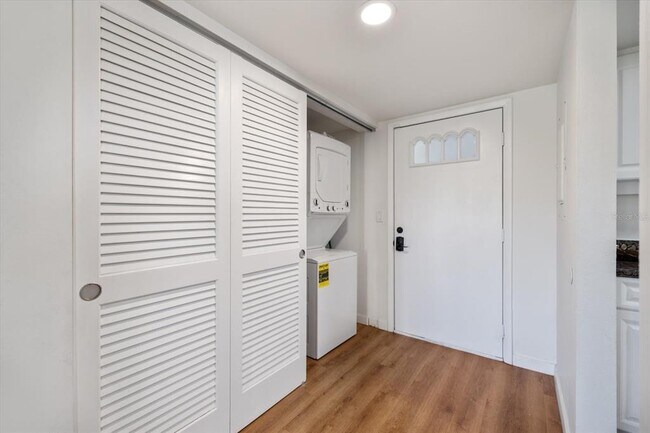 Building Photo - 822 Capri Isles Blvd