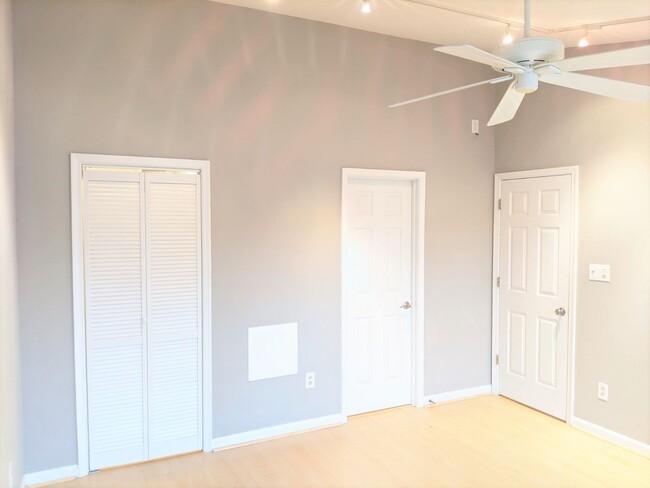 Building Photo - 3rd floor condo in the beautiful Whittier ...