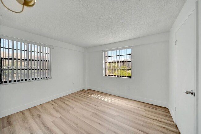 Building Photo - 777 SW 9th Ave