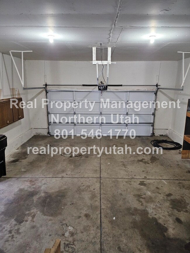 Building Photo - Stunning 4 Bedroom 3 Bath Syracuse Home